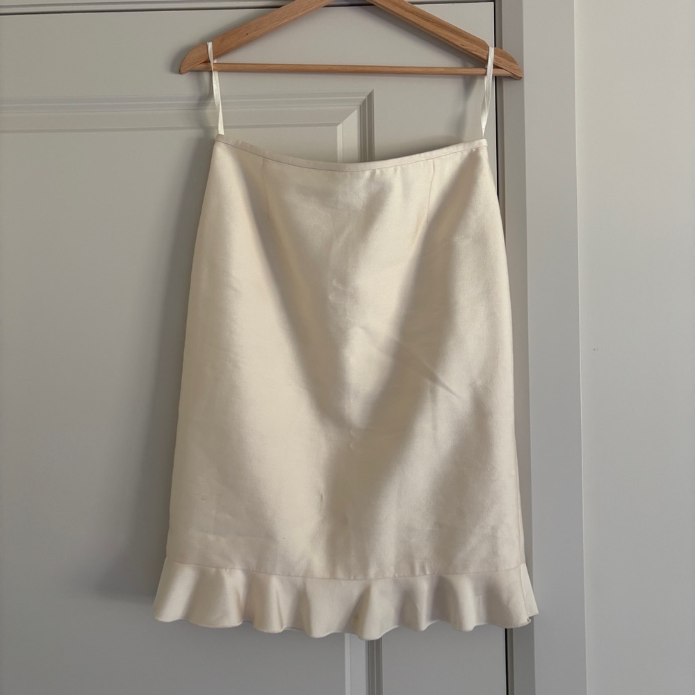 56% Wool 44% Silk Elegant Cream Skirt with Ruffle Hem